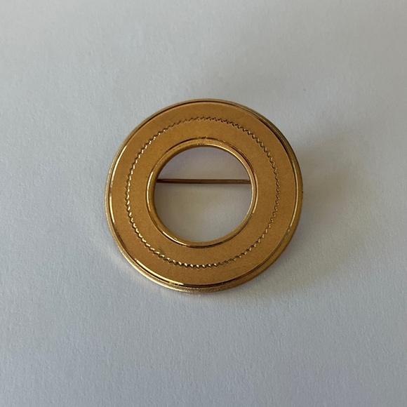 Vintage Gold Tone Round Brooch - Picture 2 of 3